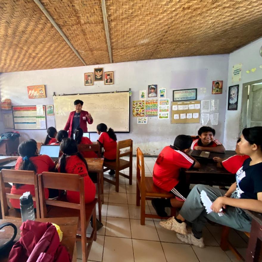 Program Kerja "Menjadi dan Memberi" Mahasiswa KKNT INSTIKI Di SD N 02 Belumbang